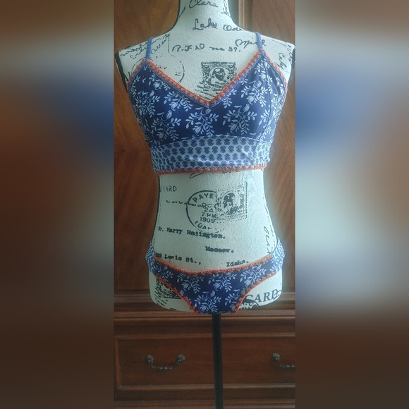 BOHO Style Blue and White Floral Bikini Set - Picture 2 of 8